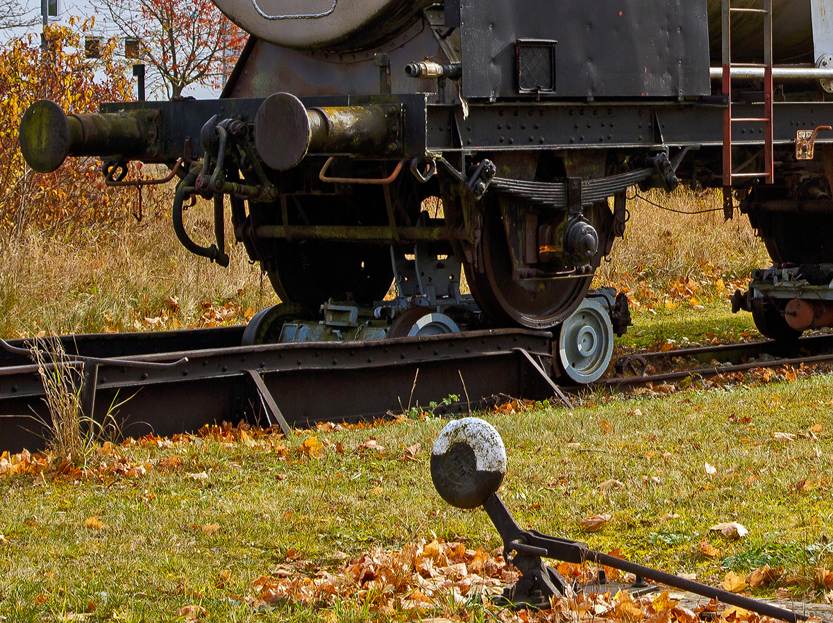 Detailbild Rollbock vom System Langbein, darauf eine Achse eines normalspurigen Wagens, bei einer der beiden Rollbockgruben (Umspuranlage) der meterspurigen Museumsbahn Alp-Bähnle Amstetten-Oppingen (ex WEG Württembergische Eisenbahn Gesellschaft, Bahnstrecke Amstetten- Oppingen-Laichingen) am 26.10.2021 beim Bahnhof Amstetten.