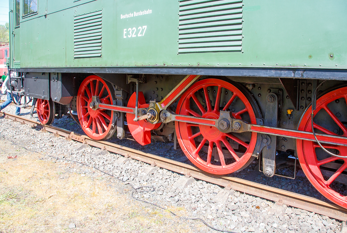 
Detailbild vom Triebwerk und Schrgstangenantrieb der  E 32 27, ex 132 027-4, ex Bay. EP 2 20 027 am 30.04.2017 im Eisenbahnmuseum Bochum-Dahlhausen.

Die E 32 besa langsam laufende hochliegende Repulsionsmotoren. Diese nahmen wegen ihrer Gre den ganzen Querschnitt des Lokomotivkastens ein, frher hatten solche Motoren eine beachtliche Gre. Fr die bertragung der Antriebskraft von diesem wurde in einem Winkel von ungefhr 45 angeordnete Treibstange angebracht. Die Treibstange bertrug die Kraft auf die Blindwelle, von der die Kraft mittels Kuppelstangen auf drei Achsen bertragen wurde. Zwischen dem Rechten und Linken Triebwerk war ein Kurbelversatz von 90. Damit ist immer eine Antriebsseite in der Lage, die Antriebskrfte aufnehmen und bertragen zu knnen, wenn die andere Seite im Totpunkt ist.
