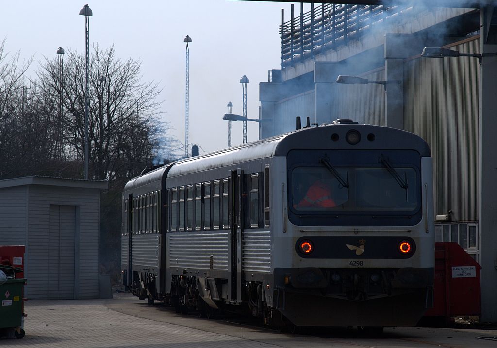 Deutlich zu sehen warum die DSB diese Triebwagen in den Ruhestand geschickt hat...hier steht der MR/MRD 40/4298 im IC4 Werk in Aarhus(vom öffentlichen Weg vor dem Werk aufgenommen). 24.03.2010