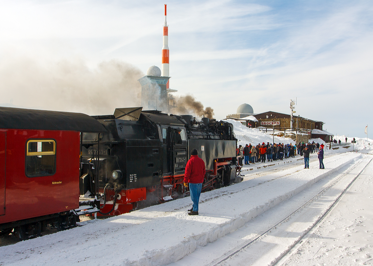 
Deutschlands höchster Bahnhof der von einer reinen Adhäsionsbahn befahren wird......
Der Bahnhof Brocken, auch als Brockenbahnhof bezeichnete, am Gipfel des Brockens am 23.03.2013.  Er ist der Endpunkt der von den Harzer Schmalspurbahnen betriebenen Brockenbahn. 


Gerade fährt die Neubau-Dampflok HSB 99 7243-1 (ex DR 099 153-9, ex DR 99 0243-8, ex DR 99 243) mit ihren Personenzug in den Bahnhof ein.