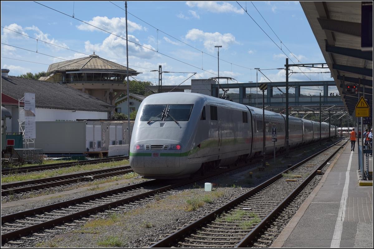 Deutschlands schnellster Klimaschützer zum Fahrgastinformationssystemtest auf Abwegen. Der vordere Triebkopf 401 055-7 vom ICE 1 Rosenheim vor dem Stellwerk in Konstanz. Hier ist der auf 9 Wagen verkürzte Triebzug in voller Länge zu sehen. August 2020.