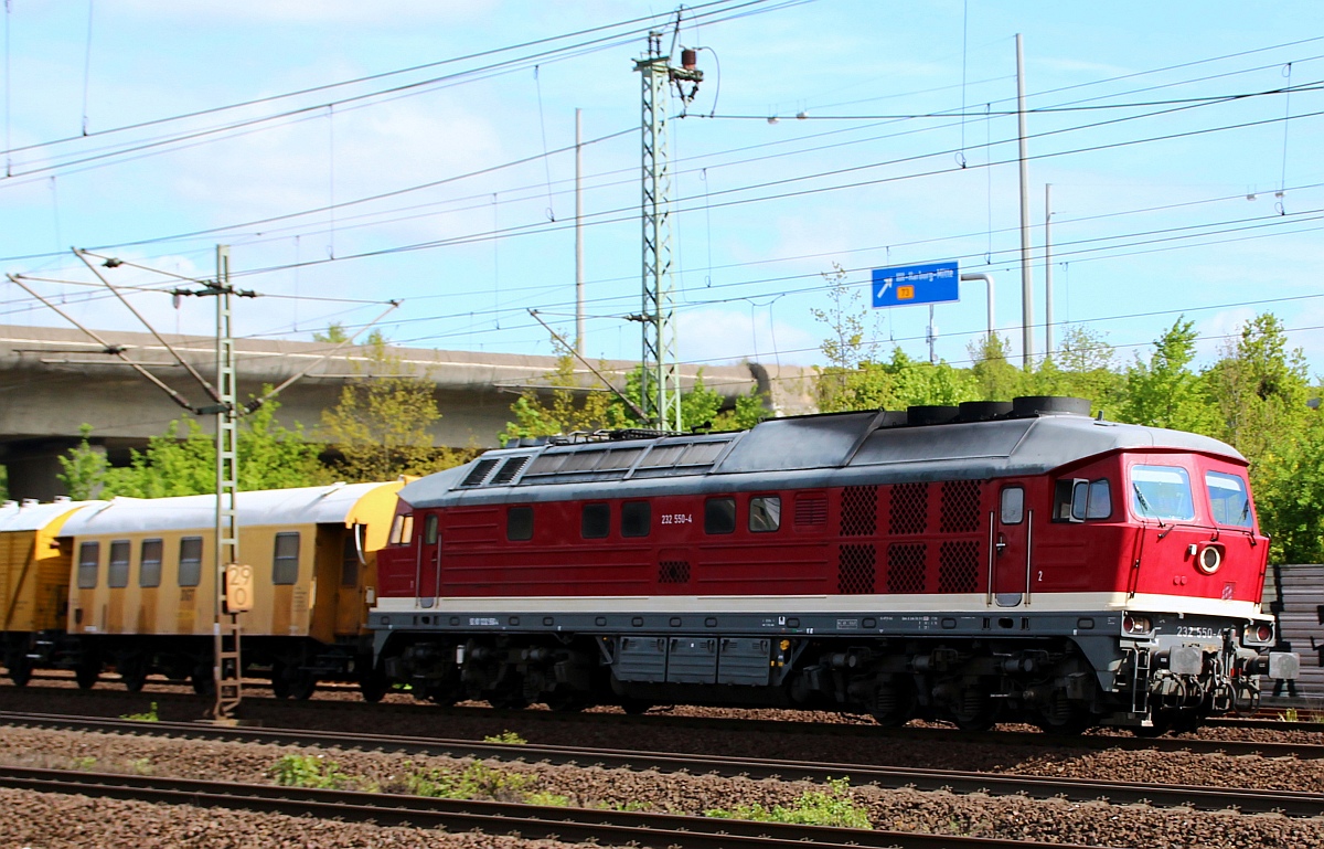 DGT 232 550-4(LTS 0810 Bj 1978 als 132 550-5,1992 Umzeichnung in 232 550-4, 2005 z, 2006 a, 2006 an DGT Berlin)dieselt hier lautstark mit einem Bauzug durch HH-Harburg(üaVinG)05.05.2012