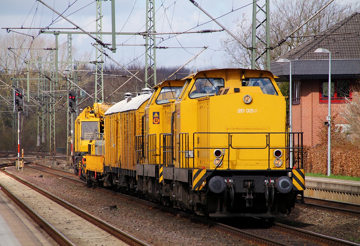 DGT/Bahnbaugruppe Lok 7 293 009-7(ex 110 965-1/710 965-5) und Lok 1 293 007-1(ex 110 967-7/710 967-1)mit dem Kirow Kran(KRC 810 T, 97 82 53 003 19-5) als Bauz 92933(Flensburg-Rendsburg) dieseln hier durch Schleswig. 24.03.2014