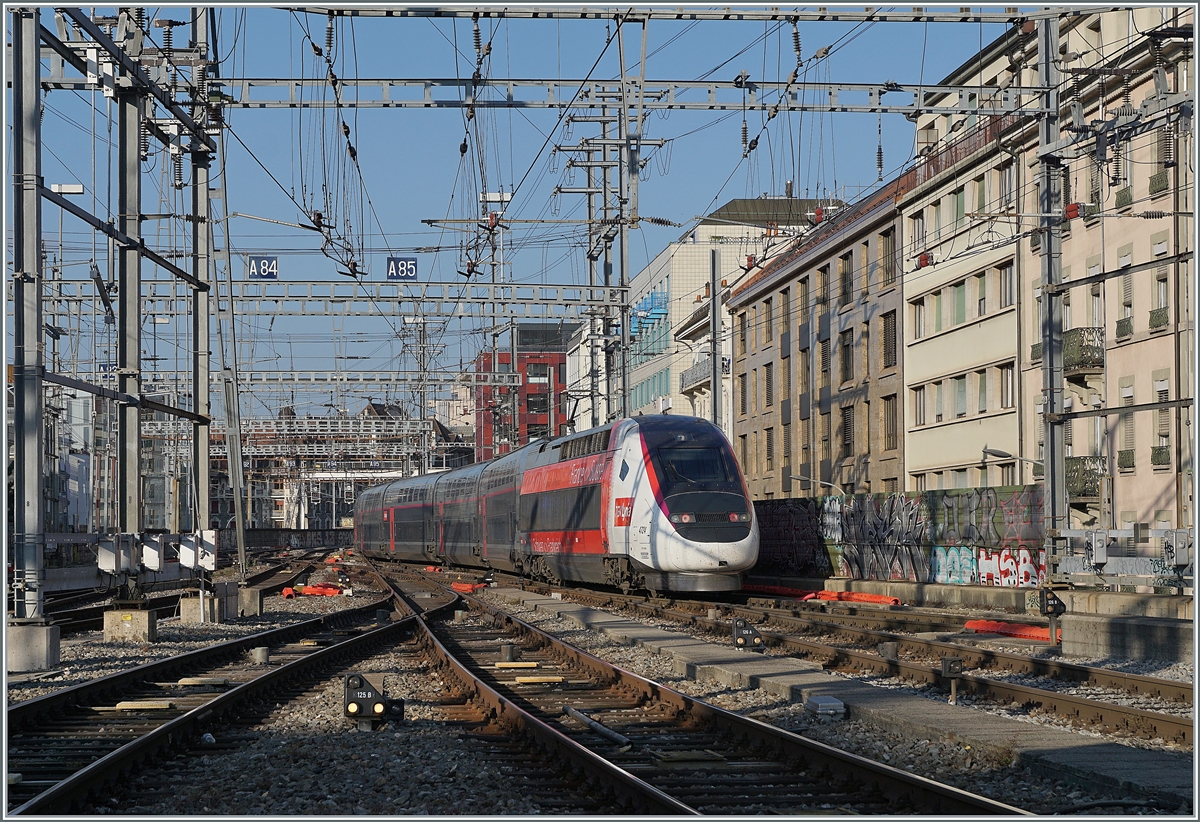 Dichter Verkehr mit wechselnder Spannung im westlichen Bahnhofskopf von Genève. Vor etlichen Jahren verkehrten ein paar SNCF Züge in Richtung Bellegarde (und weiter mit div. Ziel in Frankreich, sowie die SBB Gleichstrom BDe 4/4 nach La Plaine; ansonsten konzentrierte sich der Verkehr ab Genève mehrheitlich in Richtung Lausanne, selbst der EC J.J Rouseau nach Paris verkehrte von Genève via Lausanne und Vallorbe nach Paris. Mit dem Bau der Strecke nach Genève Aéroport und dem damit verbunden Rückbau der Strecke Genève - Châtelaine auf Einspur änderte die Situation, nun fuhren fast alle Züge von Lausanne kommend bis zum Flughafen. Um den im Laufe der Jahre aufkommenden Mehrverkehr aufzunehmen, sowie dem Léman Express zu verwirklichen, wurde erneut umgebaut, bzw. die Strecke so eingerichtet, dass Fahrstrasse und Stromsystem auf den jeweiligen Zug abgestimmt werden. Ein TGV Lyria mit dem Ziel Marseille verlässt Genève in Richtung Bellegarde.

19. Juli 2021