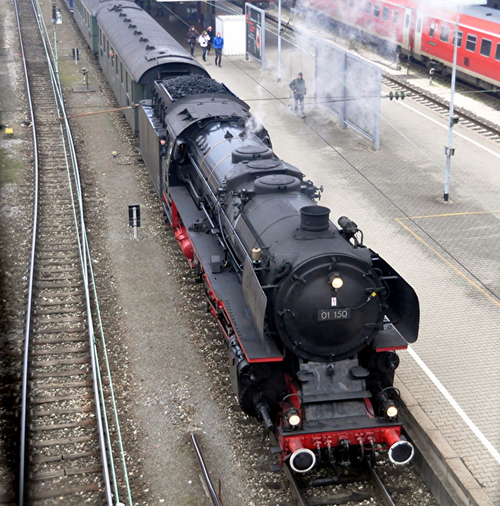 Die 01 150 hält in Ulm am 14.12.2013. Nach langem Suchen habe ich noch eine saubere Stelle auf den Glasscheiben der neuen Fußgängerbrücke über die Bahnsteiggleise gefunden.