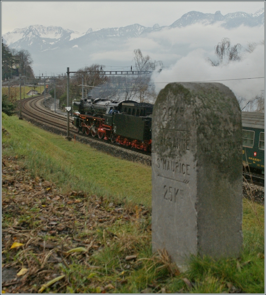 Die 01 202 beim (Strassen)-Kilometerstein bei Villeneuve.
18. Jan. 2014