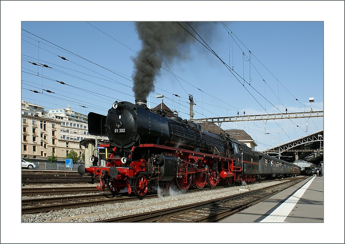 Die 01 202 verlsst mit einem Extrazug Lausanne.
24. Mai 2009