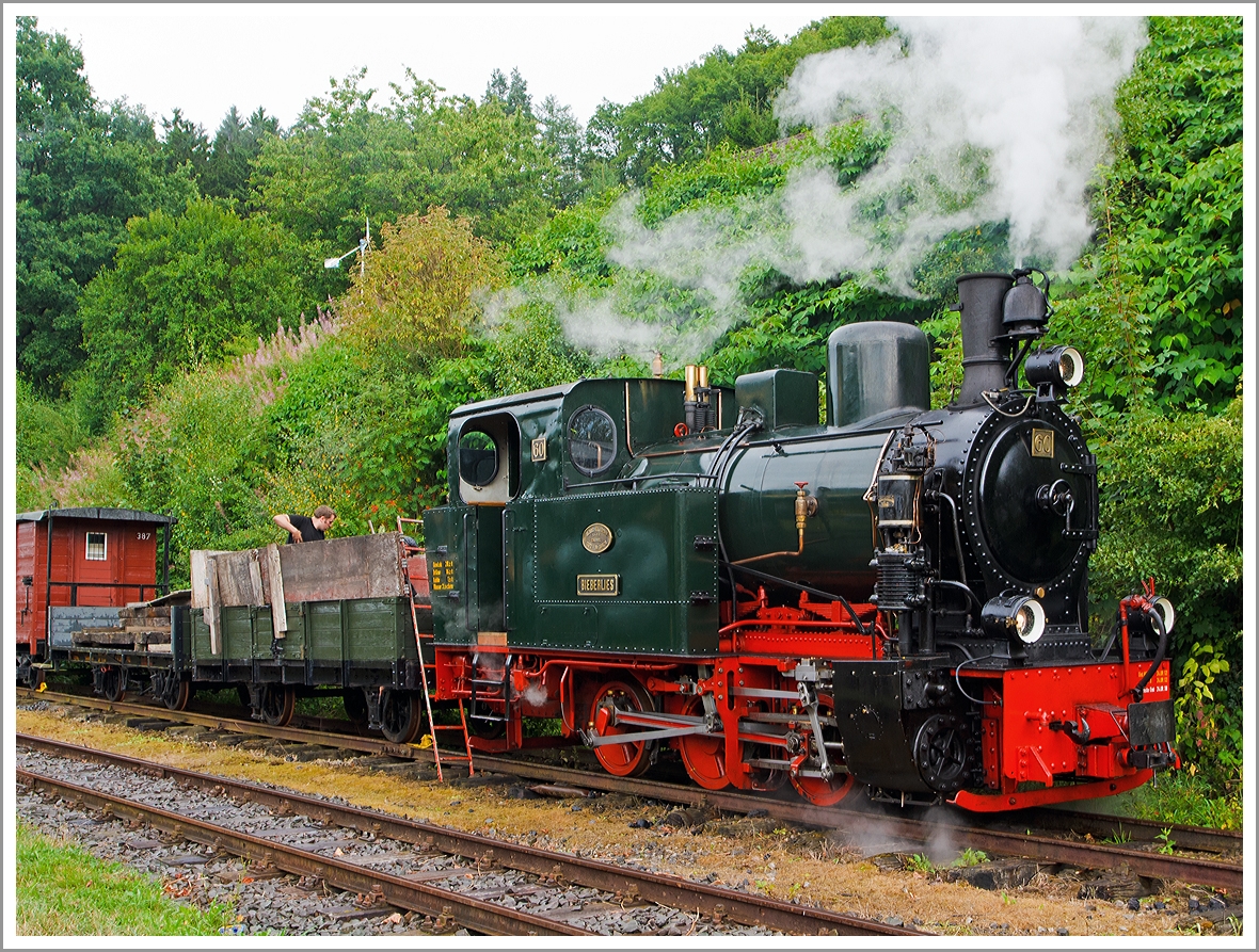 Die 1.000 mm C-Kuppler Dampflokomotive Nr. 60  BIEBERLIES  der Sauerländer Kleinbahn (Märkische Museums-Eisenbahn e.V.), ex Nr. 60 der Kleinbahn Gießen - Bieber, am 18.08.2013 im Bahnhof Hüinghausen beim der Bekohlung.

Die Lok wurde 1923 bei Henschel & Sohn in Kassel unter der Fabriknummer 19979 gebaut.
Die meterspurige Kleinbahn Gießen - Bieber (Biebertalbahn) insgesamt drei baugleiche Lokomotiven von der Firma Henschel & Sohn. Bei der Kleinbahn wurde die Lok zuerst als Nr. 2 und später aus unbekannten Gründen als Nr. 60 bezeichnet.
Nach der Einstellung der Bahn 1964 blieb sie als einzige Maschine erhalten.

Technische Daten:   
Spurweite: 1.000 mm
Bauart:  Cn2t
Gattung:  K 33.10
Leistung: ca. 200 PS
Zugkraft: 5.310kg
Dienstgewicht:  28,2 t
Kohlevorrat:  1,5 t
Wasservorrat:  3,0 cbm
Raddurchmesser:  830 mm
Achsstand: 2.400 mm
Länge über Puffer: 7.400 mm
Höchstgeschwindigkeit:  30 km/h
Kesseldruck:  12 bar
Rostfläche:  1,1 qm
Heizfläche:  53,6 qm
Zylinderdurchmesser:  350 mm
Kolbenhub:  400 mm
Steuerung : Heusinger, außen
Bremsen: K-Br/Hbr 
Bremsgewicht:  16,2 t