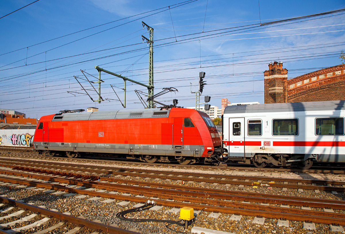 
Die 101 044-6 (91 80 6101 044-6 D-DB) der DB Fernverkehr AG zieht den IC 2252 (Leipzig - Frankfurt - Mainz - Wiesbaden) am 05.10.2015 vom Hbf Erfurt nun weiter in Richtung Eisenach. 

Die 101 wurde 1996 von ABB Daimler-Benz Transportation GmbH (ADtranz) in Kassel unter der Fabriknummer 33154 gebaut.