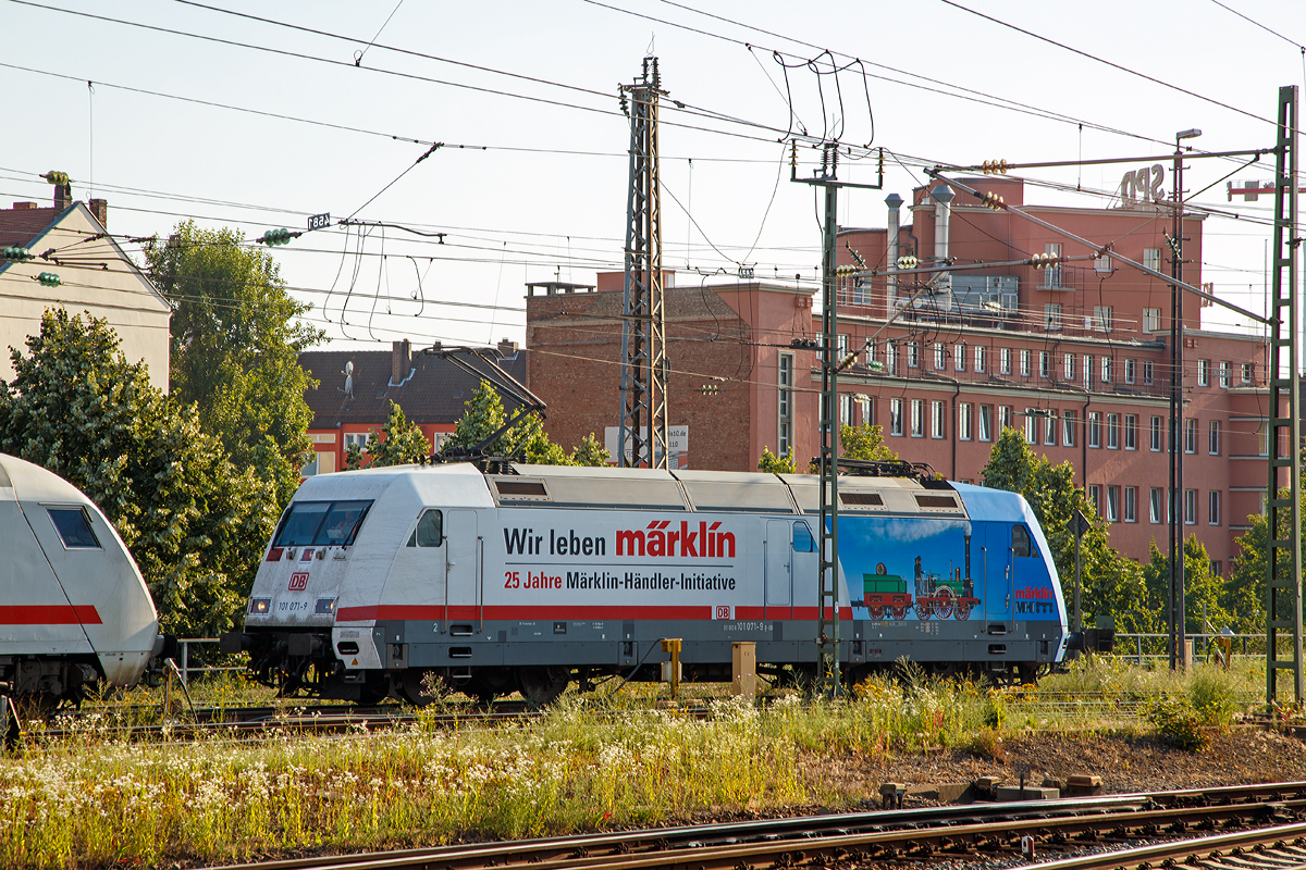 
Die 101 071-9 (91 80 6101 071-9 D-DB)  25 Jahre Märklin-Händler-Initiative   der DB Fernverkehr AG staht am 01.07.2015 im Hbf Nürnberg.