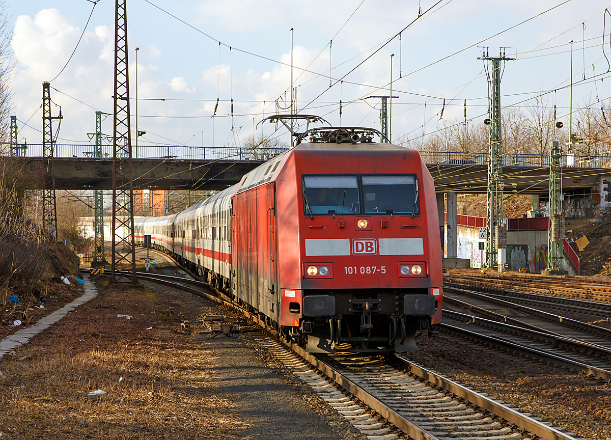 
Die 101 087-5 rauscht mit einem IC am 28.02.2015 Hbf Hanau in Richtung Süden. 

Hinweis: Aufgenommen vom Anfang des Bahnsteiges (7).