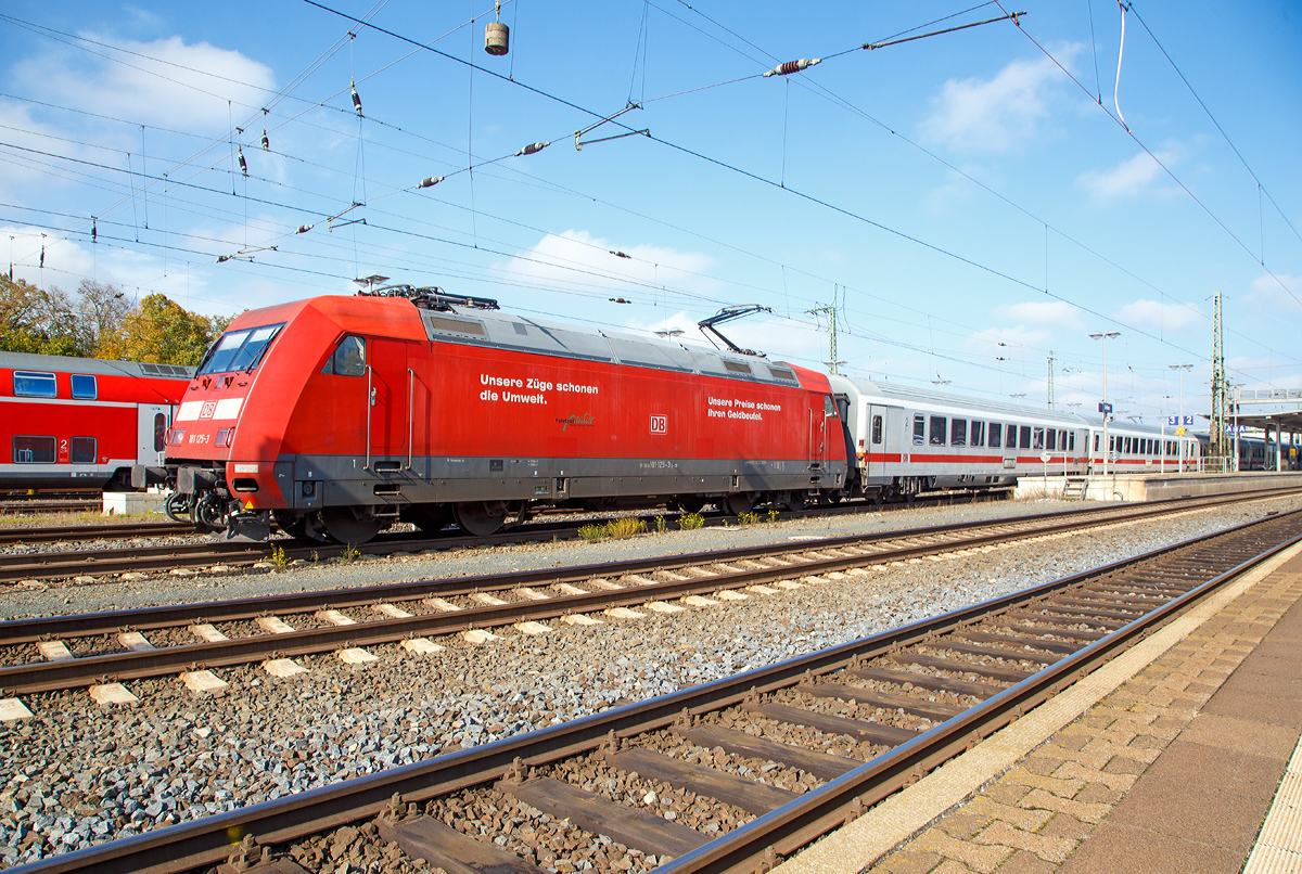 
Die 101 125-3 (91 80 6101 125-3 D-DB) der DB Fernverkehr AG mit dem IC 2371 (Hamburg-Altona - Gießen - Frankfurt(Main)Hbf - Karlsruhe Hbf) fährt am 01.10.2017 von Gießen weiter in Richtung Frankfurt am Main.