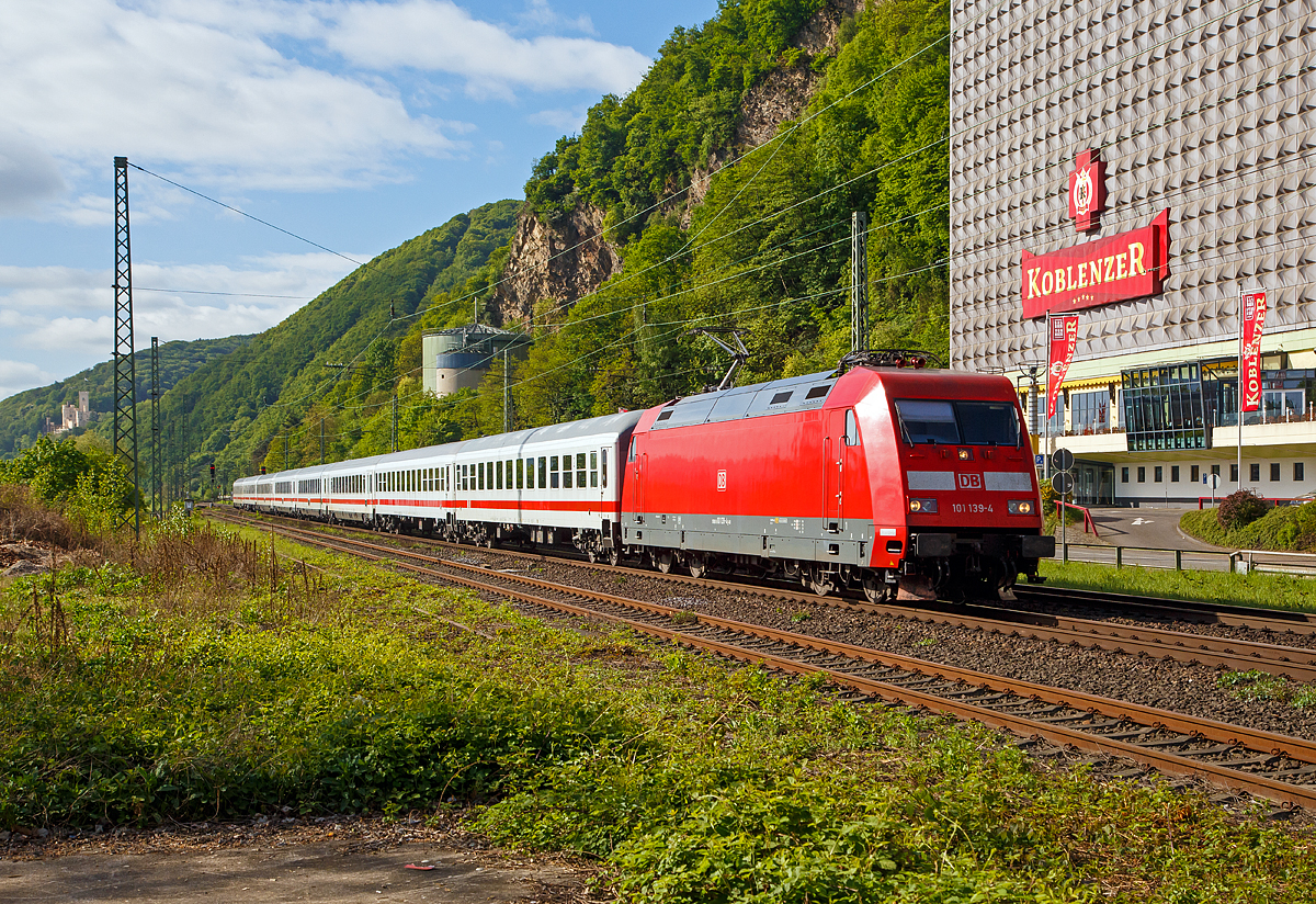 Die 101 139-4 (91 80 6101 139-4 D-DB) der DB Fernverkehr AG mit einem IC fhrt am 28.04.2018 auf der linken Rheinseite in Richtung Norden und erreicht bald den Hbf Koblenz. Hier passiert sie gerade die Koblenzer Brauerei (ex Knigsbacher), hinten links das Schloss Stolzenfels.