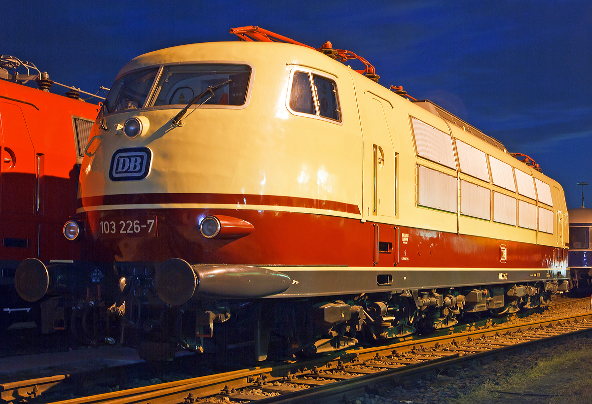 
Die 103 226-7 am 14.06.2014 im DB Museum Koblenz-Lützel. Die Aufnahme wurde anlässlich einer öffentlichen Veranstaltung gemacht. 

Die Lok wurde 1973 bei Krauss-Maffei in München unter der Fabriknummer 19639 gebaut, der elektrische Teil ist von Siemens. 