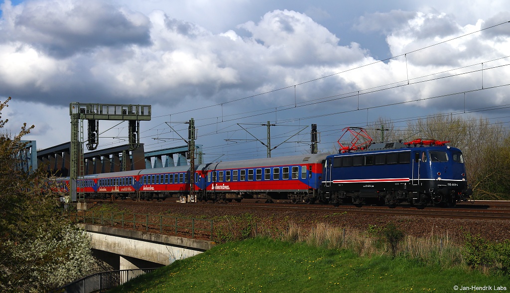 Die 110 469-4 von TRI fuhr am 17.04.17 mit dem HKX 1807 nach Köln Hbf. über die Süderelbbrücken.