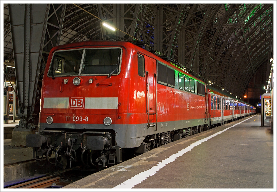 Die 111 099-8 ist mit einem Nahverkehrszug (n-Wagen, ex Silberlinge) am 29.12.2013 ( 1:13 Uhr) im Hauptbahnhof Frankfurt am Main abgestellt.