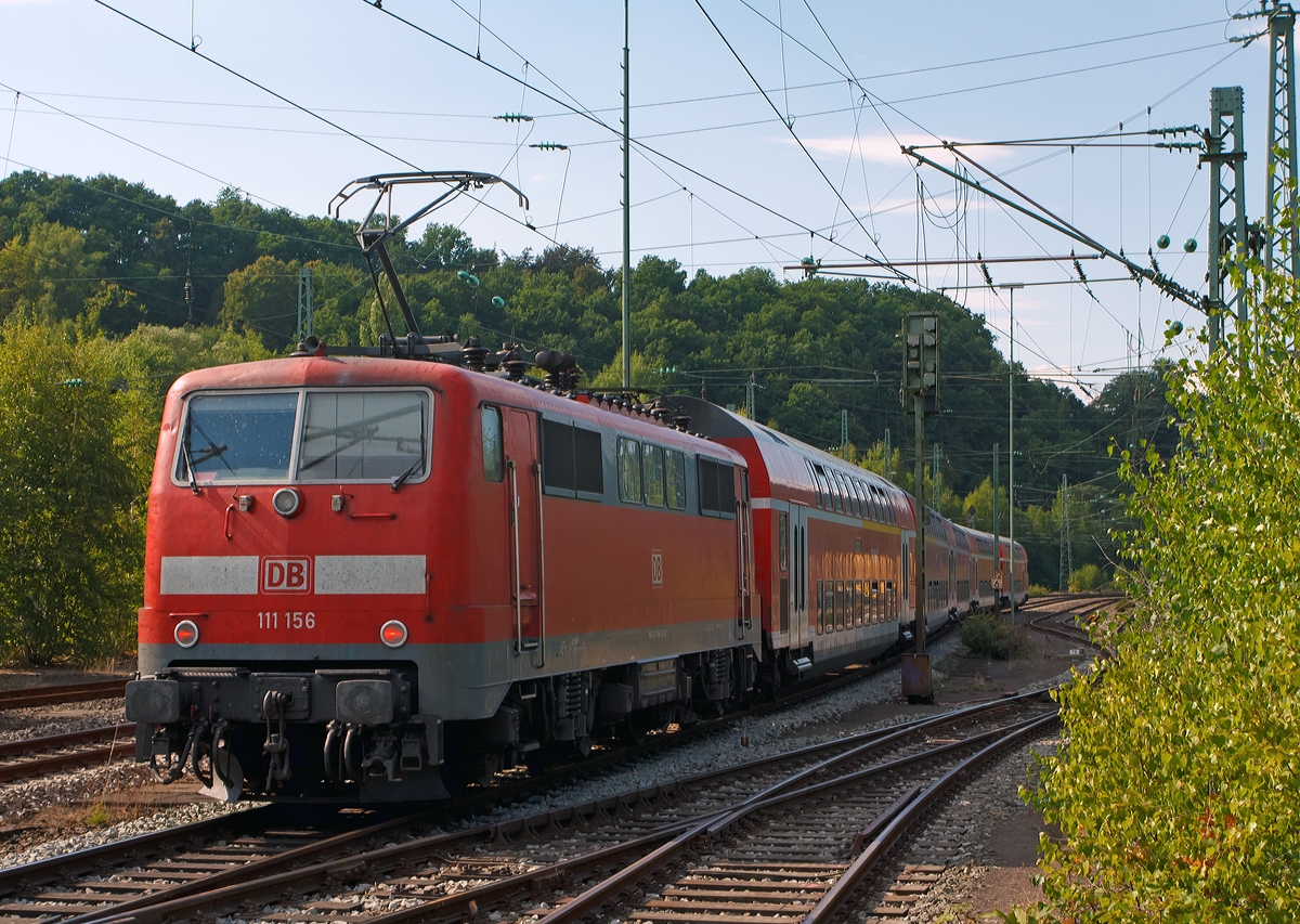 Die 111 156-6 schiebt den RE 9 (Rhein-Sieg-Express) Siegen - K�ln - Aachen nun von Betzdorf (Sieg) weiter in Richtung K�ln.