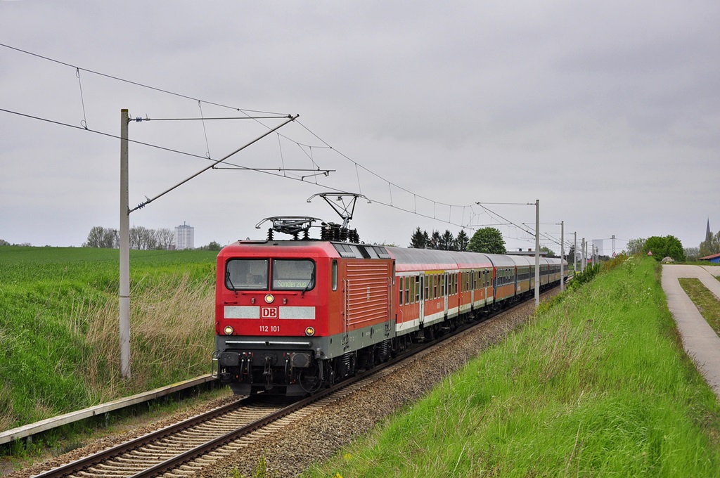 Die 112 101 ist mit dem RE 13290 am 16.05.2015 unterwegs.