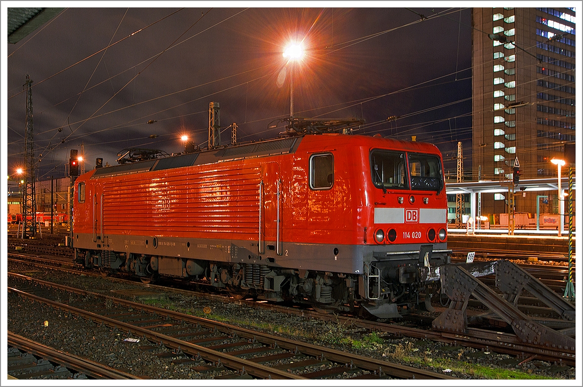 Die 114 020-1, ex DR 112 020-3 der DB Regio ist am 29.12.2013 (1:36 Uhr) beim  Hbf Frankfurt am Main abgestellt.

Die Lok wurde 1991 bei LEW (VEB Lokomotivbau Elektrotechnische Werke  Hans Beimler , ab 1992  AEG Schienenfahrzeuge Hennigsdorf GmbH) in Hennigsdorf unter der Fabriknummer 21313 gebaut und als DR 112 020-3 an die Deutsche Reichsbahn geliefert, ab 1994 dann DB 112 020-3. Mit dem Übergang zur DB Regio wurde sie dann in 114 020-1 ungezeichnet.  
Sie trägt die NVR-Nummer 91 80 6114 020-1 D-DB und hat die EBA-Nummer  EBA 01C19A 020. 

Da man bei der DR bis zuletzt davon ausgegangen war, dass der Ausbau der Transitstrecken nach West-Berlin und deren Elektrifizierung durch die Bundesrepublik finanziert würde (wurden sie dann ja auch), wurde erst 1991 mit dem Ausbau bestimmter Streckenabschnitte für mehr als 120 km/h begonnen. Allerdings standen bei der Deutschen Reichsbahn keine entsprechend schnellen Lokomotiven zur Verfügung. Es mussten neue, schnelle Lokomotiven beschafft werden. Man erinnerte sich daran, dass die BR 212 ursprünglich für 160 km/h ausgelegt worden war. Nach vier Vorserienlokomotiven (212 002 bis 212 005, die Ordnungsnummer 001 wurde wegen der einstigen Bezeichnung der 243 001 als 212 001 nicht neu belegt) folgte dann eine Auslieferung von 35 Serienlokomotiven (bereits als 112 006 bis 112 040 bezeichnet). Man entschied sich gegen die damals vom LEW entwickelte Baureihe 252, die ursprünglich auch in einer 160-km/h-Ausführung für den schnellen Reisezugverkehr geliefert werden sollte. Neben der bereits jahrelang bewährten Technik der 243 dürfte die damals gefällte Entscheidung, künftig nur noch vierachsige elektrische Lokomotiven zu erwerben, ausschlaggebend für den Erwerb der BR 212 gewesen sein. Die 35 Loks der Baureihe 212.0 (ab 1992 BR 112.0) wurden zuerst auf der mittlerweile für 160 km/h ertüchtigten Strecke Berlin-Dresden eingesetzt.

Unverhofft wurde die 112 dann zu einem Symbol für die Deutsche Einheit, denn sie war die erste Lokomotivbaureihe, die von beiden Bahnverwaltungen gemeinsam beschafft wurde. Man kam überein, dass DR und DB jeweils 45 Loks der leicht verbesserten Baureihe 112.1 bei der AEG bestellen würden (die AEG hatte zwischenzeitlich ihr 1946 enteignetes Werk in Hennigsdorf wieder übernommen). Dies erfolgte hauptsächlich aus arbeitsmarktpolitischen Gründen zur Stützung des Hennigsdorfer Werkes, denn die Bundesbahn hätte lieber eine 200 km/h schnelle und universell verwendbare Lok in aktueller Drehstromtechnik nach Art der Baureihe 120 beschafft.

Alle 38 Lokomotiven der Baureihe 112.0 wurden zum 1. April 2000 in Baureihe 114 umgezeichnet, weil sie fortan zum Bestand von DB Nahverkehr gehörten, die BR 112.1 verblieb hingegen beim Fernverkehr. Somit wollte man Verwechslungen zwischen den beiden Serien und damit auch zwischen Nah- und Fernverkehr vermeiden. Als die Fahrzeuge der BR 112.1 auch in den Bestand von DB Regio eingereiht wurden, ist allerdings keine Rückumzeichnung der BR 114 vorgenommen worden. Des Weiteren gibt es einige Detailunterschiede zwischen den Baureihen 112.0 und 112.1, die ähnlich auch innerhalb der 143-Varianten existieren. 

Technische Daten: 
Nummerierung: 114 002 bis 040 (025 fehlt)
Anzahl: 39
Hersteller: LEW Hennigsdorf (seit 1992 AEG)
Achsanordnung: Bo´Bo´
Spurweite: 1.435 mm
Länge über Puffer:  16.640 mm
Dienstmasse:  82,5 t
Höchstgeschwindigkeit:  160 km/h
Stundenleistung:  4.220 kW
Dauerleistung:  4.000 kW
Anfahrzugkraft:  226 kN[3]
Stromsystem:  15 kV 16,7 Hz ~
Antrieb:  LEW-Kegelringfeder