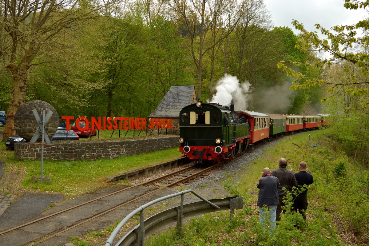 Die 11sm mit ihrem Zug bei der Durchfahrt am T�nissteiner Sprudel am 01.05.2015