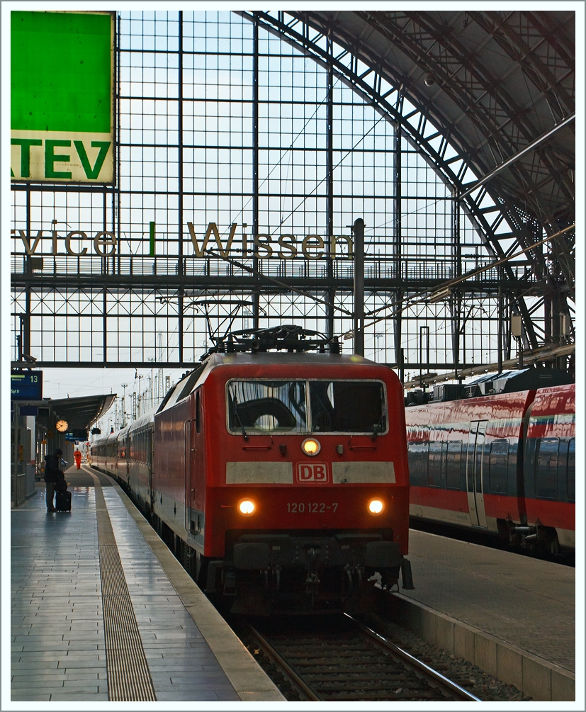 Die 120 122-7 fährt mit dem IC 2170  Stuttgart Hbf - Frankfurt/Main Hbf - Gießen - Hannover Hbf - Hamburg - Westerland(Sylt) am 07.12.2013 in den Hbf Fankfurt am Main ein. 

Nach der Einfahrt übernimmt dann die 101 088-3 den IC, da dieser keinen Steuerwagen besitzt. 