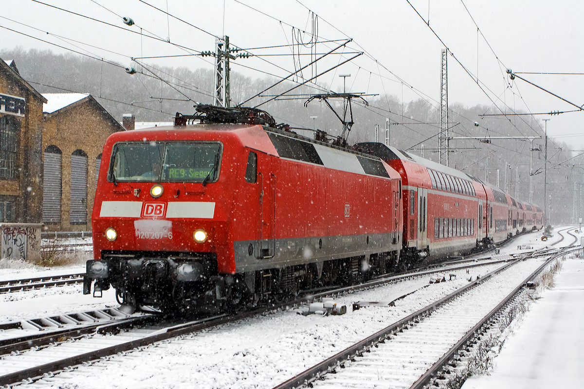 
Die 120 207-6 (91 80 6120 207-6 D-DB) der DB Regio NRW (ex DB 120 136-7) fährt am 27.12.2014 bei mäßigem Schneefall mit dem RE 9 - Rhein Sieg Express (RSX) Aachen - Köln - Siegen in den Bahnhofes Betzdorf/Sieg ein. 