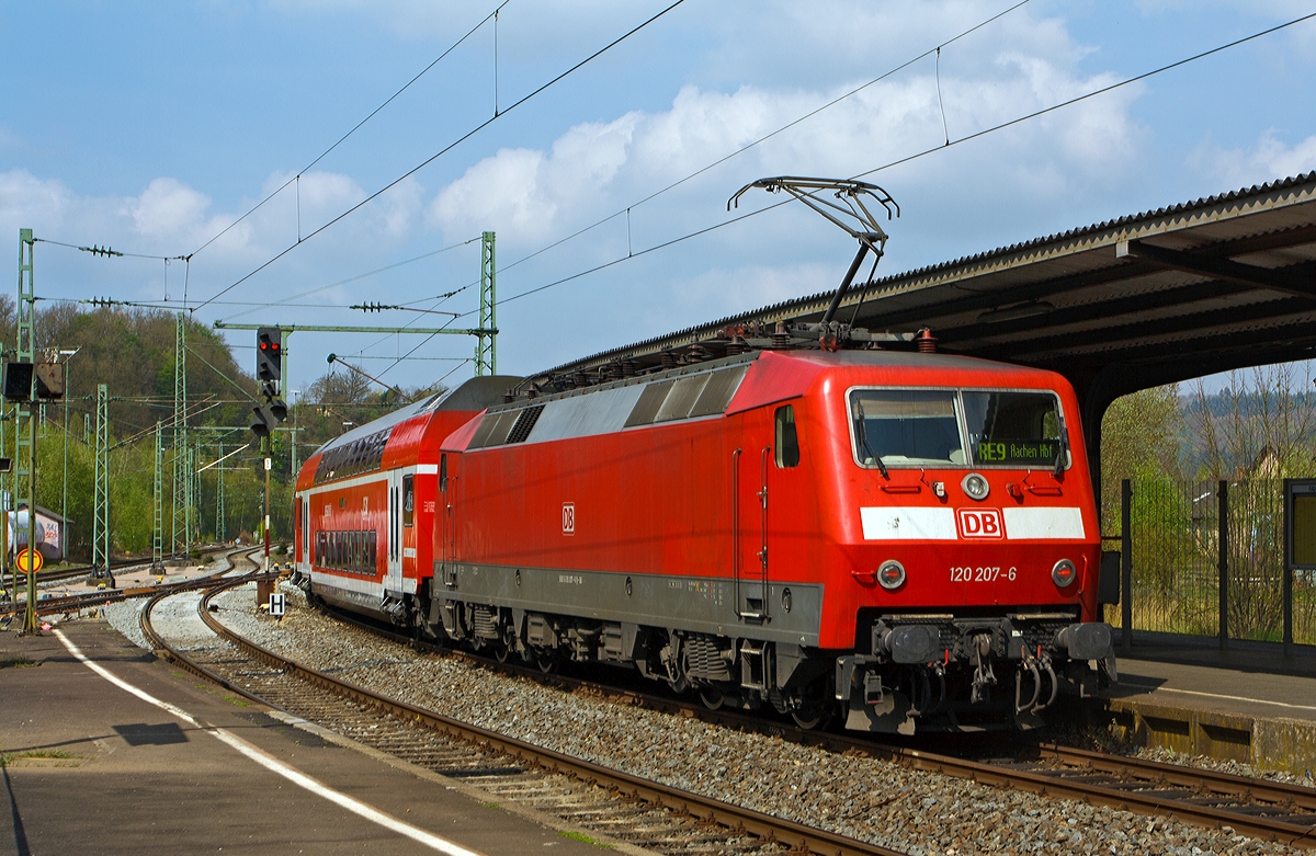 Die 120 207-6 (ex DB 120 136-7) schiebt 6 DoSto´s als RE 9 - Rhein Sieg Express (RSX) Siegen - Köln - Aachen am 12.04.2014 vom Bahnhof Betzdorf/Sieg weiter in Richtung Köln. 
Die Lok wurde 1988 von Krauss-Maffei unter der Fabriknummer 19961 (die elektrische Ausrüstung ist von Siemens) gebaut und als 120 136-7 an die DB geliefert, ende 2010 wurde sie mit einem Nahverkehrspaket ausgestattet (Zugzielanzeiger, Zugabfertigungssystem, Server u. a.) und in 120 207-6 umgezeichnet. 

Wegen der erhöhten fahrdynamischen Werte bildet sie mit sechs neuen Doppelstockwagen einen Wendezug (anstelle von fünf). Sie hat die NVR-Nummer 91 80 6120 207-6 D-DB.

Technische Daten:
Spurweite: 1.435 mm, 
Achsformel: Bo`Bo`
Länge über Puffer: 19.200 mm
Dauerleistung: 5.600 kW
Anfahrzugkraft: 340 kN
Höchstgeschwindigkeit: 200 km/h
Fahrmotoren: 4 Drehstrom-Asynchron-Motoren
Gesamtradsatzstand: 13.000 mm
Drehgestell-Radsatzstand: 2.800 mm
Dienstmasse: 83,2 t
Getriebe-Übersetzung: 106:22 (bei 120 101-136)
