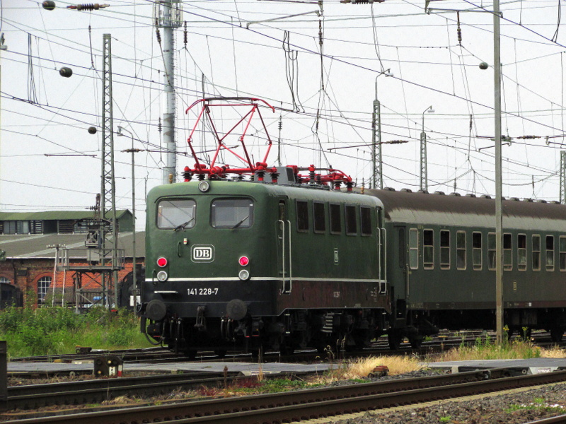 Die 141 228-7 hing am Zugschlu� des nach Dieburg fahrenden Pendelzuges.
Hier bei der Ausfahrt aus Darmstadt Kranichstein am 01.Mai.2014