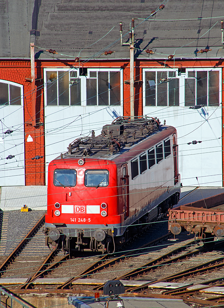 
Die 141 248-5, ex DB E 41 248,  ist am 15.02.2015 vor dem Lokschuppen in Siegen (hier ist das Sdwestflische Eisenbahnmuseum) abgestellt. So konnte ich die Aufnahme vom Parkdeck der City-Galerie machen.

Die Lok wurde 1963 von Henschel unter der Fabriknummer 30451 gebaut, der elektr. Teil von Brown, Boveri & Cie AG (BBC). Im Jahr 2003 wurde sie z-gestellt, heute ist sie Eigentum vom DB-Museum Nrnberg und eine Leihgabe an das Sdwestflisches Eisembahnmuseum (Bw Siegen).

Sie war einzige in der Versuchslackierung zum Karlsruher Wendezug (grn-beige), diesen trug sie 1977 bis 2000.
