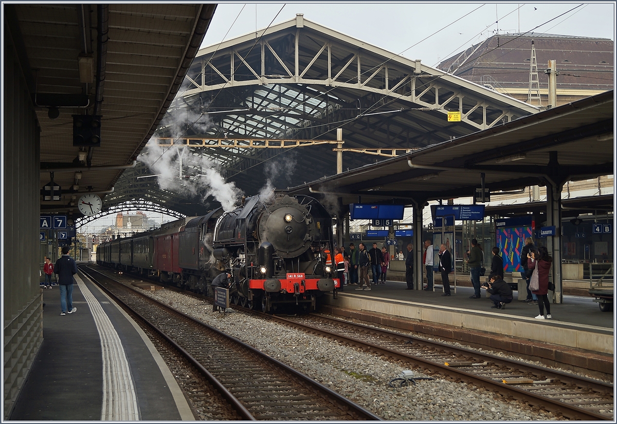 Die 141 R 568 der L'Association 141 R 568 auf ihrer Herbstrundfahrt  Train Chasse  von Vallorbe via Lausanne - Lausanne Triage - Biel/Bienne - Lyss - Lausanne, hier beim Halt in Lausanne.

26. Okt. 2019