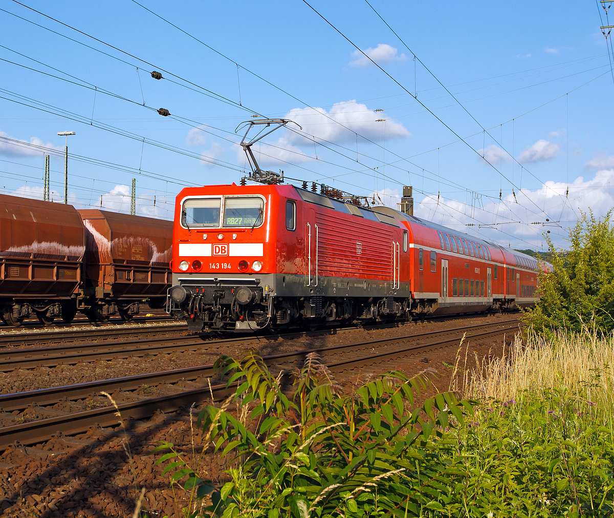 
Die 143 194-9 mit der RB 27   Rhein-Erft-Bahn  Koblenz Hbf - Kln Hbf fhrt am 14.06.2014  durch Koblenz-Ltzel in Richtung Kln.

Die Lok wurde 1986 bei LEW (VEB Lokomotivbau Elektrotechnische Werke Hans Beimler Hennigsdorf) unter der Fabriknummer 18943 gebaut und als DR 243 194-8 an die Deutsche Reichsbahn geliefert, 1992 erfolgte die Umzeichnung in DR 143 194-9 und zum 01.01.1994 in DB 143 194-9. 

Ein Umbau (Einbau Notbremsberbrckung (NB) und elektropneumatischer Bremse (ep) erfolgte 2006 und 2012 die Hochrstung auf NB 2004.
Die Notbremsberbrckung (NB) dient bei Personenzgen dazu, den Zug trotz bettigter Notbremse weiterfahren zu lassen und erst an einem besser geeigneten Ort zum Stillstand zu bringen. Grund fr ihre Einfhrung war, dass das Halten eines brennenden Zuges in einem Tunnel zu verheerenden Folgen fhren kann, aber auch, dass ein Zug, der an einem schwer zugnglichen Punkt zum Stehen kommt, die Bergung erschwert. Die Notbremsberbrckung darf vom Triebfahrzeugfhrer nur in besonders gekennzeichneten Streckenabschnitten angewandt werden.

Bei der NB 2004 fhrt die Bettigung einer Notbremse allerdings zunchst nur zu einer optischen und akustischen Meldung im Fhrerstand. Der Triebfahrzeugfhrer muss diese Meldung entweder durch einen berbrckungsbefehl oder durch eine Schnellbremsung besttigen. Andernfalls wird die Notbremsung nach kurzer Zeit selbstttig wirksam.

Die Lok trgt seit 2007 die NVR-Nummer  91 80 6143 194-9 D-DB und die EBA-Nummer  EBA 01C17A 194.