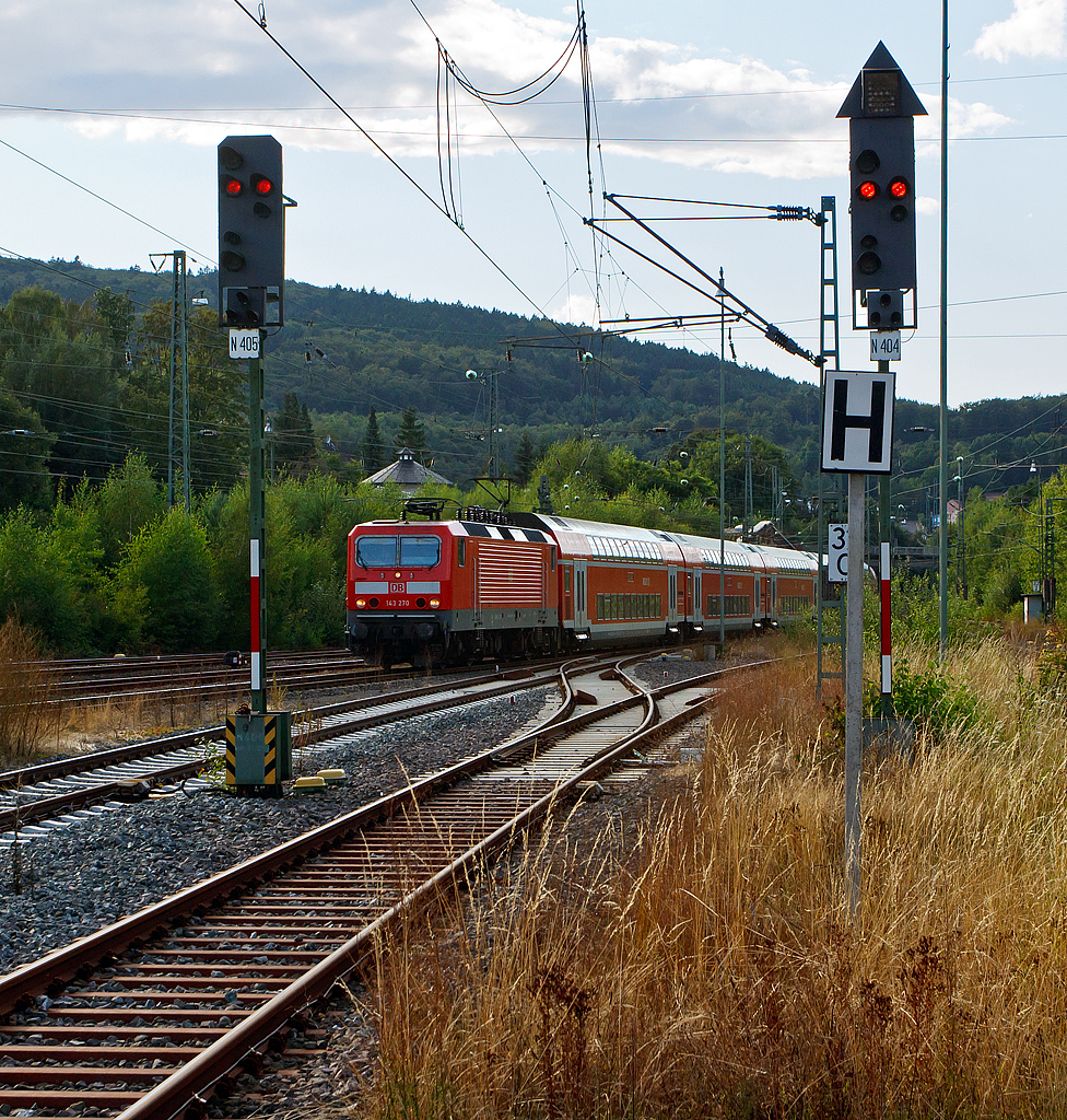 
Die 143 270-7 (91 80 6143 270-7 D-DB), ex DR 243 270-6, der DB Regio AG fährt am 11.08.2014 mit dem RE 20  Main-Lahn-Express  in den Bahnhof Niedernhausen ein. 