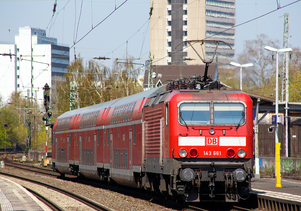 
Die 143 661-7 (91 80 6143 661-7 D-DB) der DB Regio, ex DR 43 661-6, als Schublok des RB 27  Rhein-Erft-Bahn  nach Rommerskirchen, am 11.04.2016 beim Halt im Bahnhof Bonn-Beuel.