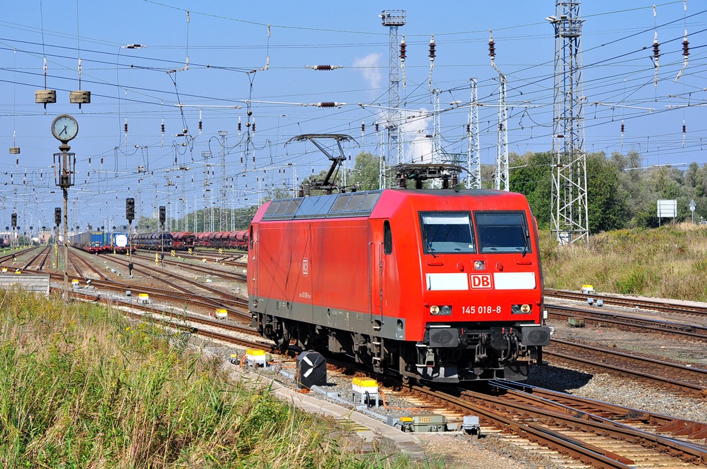 Die 145 018 bespannte am 19.09.2014 den Schadwagenzug nach Eberswalde,hier bei B11 in Rostock-Seehafen.