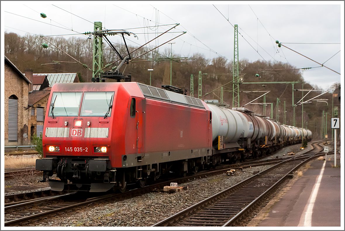 Die 145 035-2 der DB Schenker Rail fährt am 08.02.2014 mit einem Kesselwagenzug durch Bf Betzdorf/Sieg in Richtung Siegen.