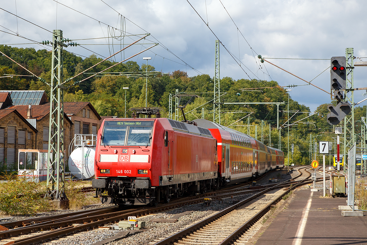 
Die 146 002-1 (91 80 6146 002-1 D-DB) der DB Regio erreicht am 15.09.2018, mit dem RE 9 (rsx - Rhein-Sieg-Express) Aachen - Köln - Siegen, den Bahnhof Betzdorf (Sieg). Die TRAXX P160 AC1 wurde 2001 von Adtranz in Kassel unter der Fabriknummer 33809 gebaut.