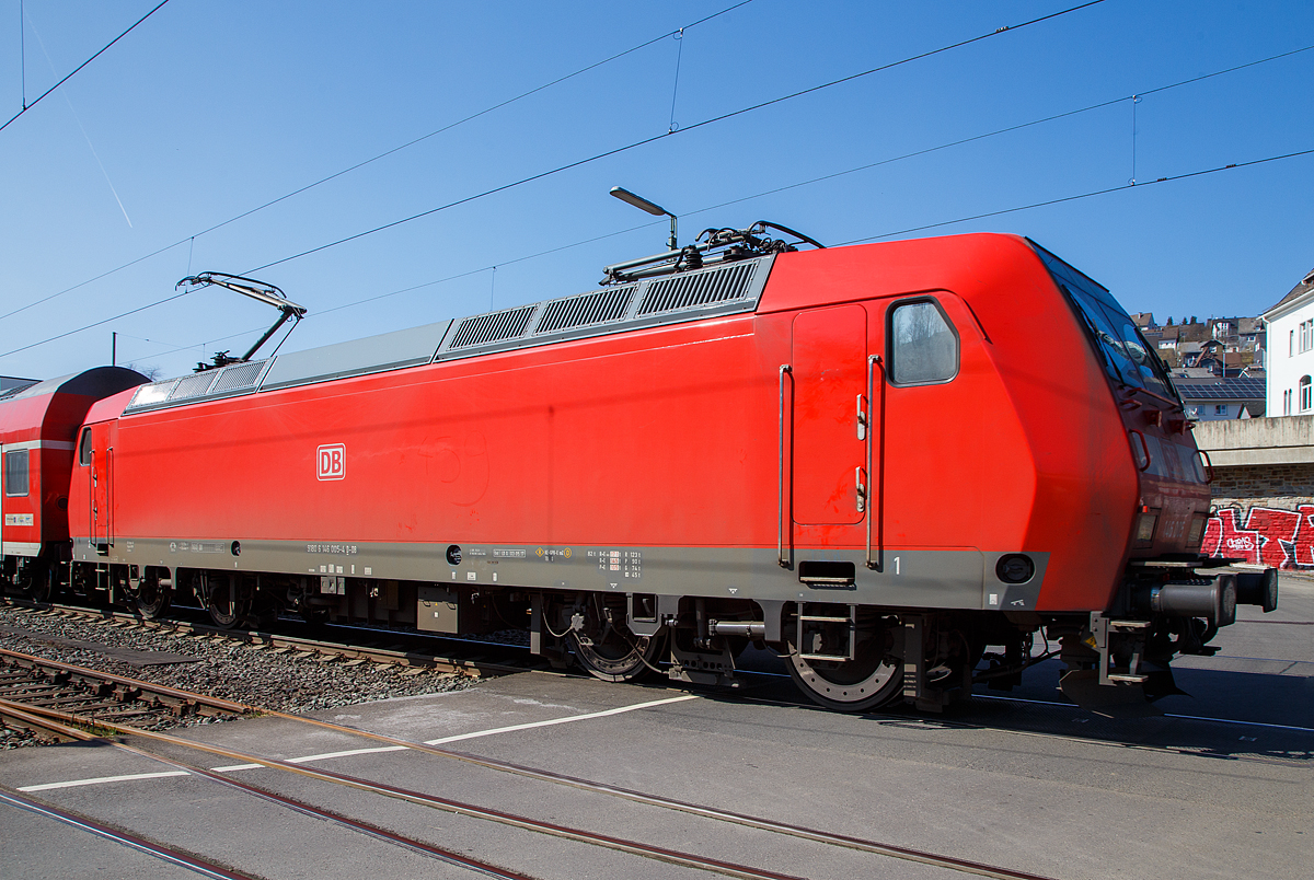 Die 146 005-4 (91 80 6146 005-4 D-DB) der DB Regio NRW fährt am 24.03.2021, mit dem RE 9 (rsx - Rhein-Sieg-Express) Aachen - Köln - Siegen, durch Niederschelden in Richtung Siegen.

Die TRAXX P160 AC1 wurde 2001 von ABB Daimler-Benz Transportation GmbH in Kassel unter der Fabriknummer 33812 gebaut.