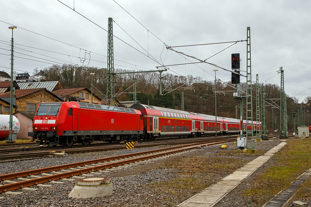 Die 146 005-4 (91 80 6146 005-4 D-DB) der DB Regio NRW erreicht am 22.02.2022, mit dem RE 9 (rsx - Rhein-Sieg-Express) Aachen - Köln - Siegen, den Bahnhof Betzdorf (Sieg). 

Die TRAXX P160 AC1 wurde 2001 von ABB Daimler-Benz Transportation GmbH in Kassel unter der Fabriknummer 33812 gebaut.