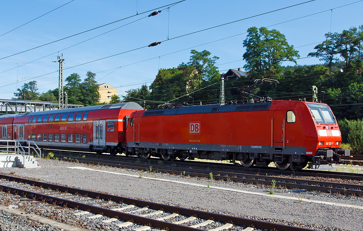 
Die 146 122-7 schiebt den RE 30  Main-Weser-Express  (Umlauf RE 4154), Verbindung  Frankfurt (Main) Hdf -  Gießen - Marburg Hbf - Treysa - Kassel Hbf, Steuerwagen voraus am 13.08.2014 in den Hbf Marburg an der Lahn. 

Die TRAXX P160 AC1 wurde 2004 von Bombardier in Kassel unter der Fabriknummer 34021 gebaut und an die DB Regio geliefert. Sie hat die NVR-Nummer 91 80 6146 122-7 D-DB und die EBA-Nummer  EBA 99A22E 032.
