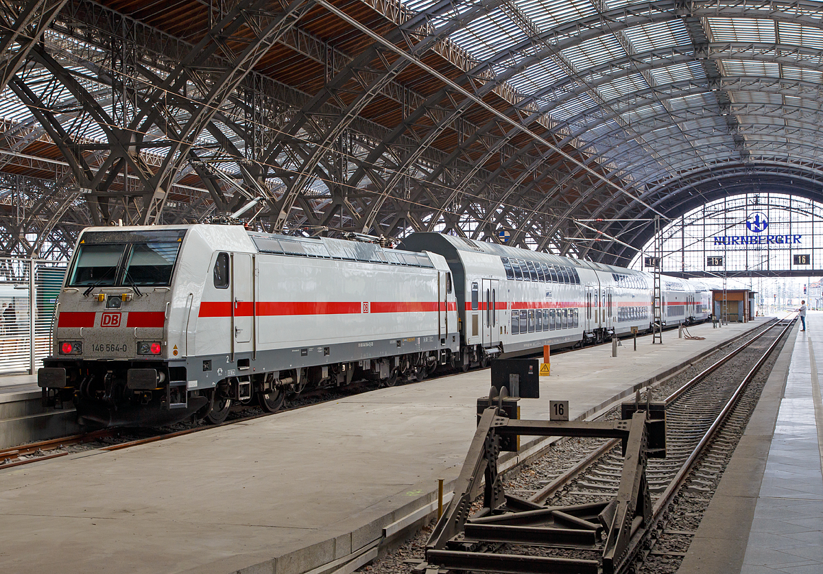 
Die 146 564-0 (91 80 6146 564-0 D-DB) steht am 21.05.2016 mit einem IC 2 (Doppelstock-IC) im Hauptbahnhof Leipzig zur Abfahrt bereit.

Die TRAXX P160 AC2 wurde 2013 von Bombardier Transportation GmbH in Kassel unter der Fabriknummer 35041 gebaut. Am 12.11.2015 wurde sie abgenommen.