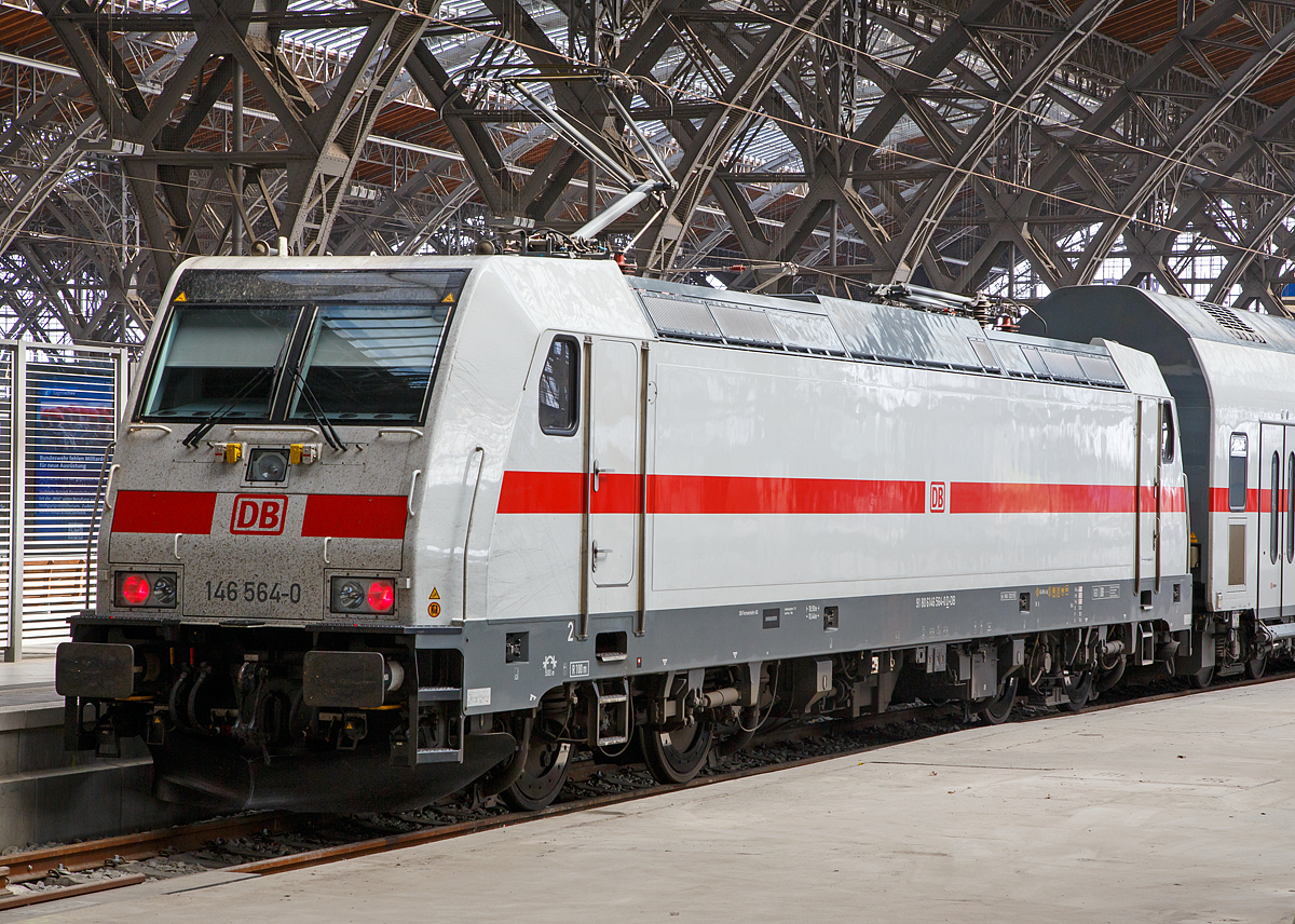 Die 146 564-0 (91 80 6146 564-0 D-DB) steht am 21.05.2016 mit einem IC 2 (Doppelstock-IC) im Hauptbahnhof Leipzig zur Abfahrt bereit.

Die TRAXX P160 AC2 wurde 2013 von Bombardier Transportation GmbH in Kassel unter der Fabriknummer 35041 gebaut. Am 12.11.2015 wurde sie abgenommen.

Eine dritte Bauserie der  BR146 (Bombardier Traxx P160 AC2), die seit 22. Juli 2005 ausgeliefert wird, übernimmt die mit der 185.2 eingeführten Änderungen und wird als 146.2 bzw. 146.5 eingeordnet. Die die als BR 146.6 gelieferten Maschinen sind bei DB Regio in Stuttgart, Freiburg und Nürnberg, sowie bei Metronom und der Regiobahn Bitterfeld Berlin (RBB) beheimatet. 


Ab 2013 wurden 27 Lokomotiven für die DB Fernverkehr gebaut, die als 146 551 bis 146 577 bezeichnet werden. Sie entsprechen technisch den Regio 146.2, sind aber in IC-Farbgebung lackiert, also weiß mit verkehrsrotem Längsstreifen, und werden als 146.5 bezeichnet. Seit Dezember 2015 werden sie mit den Doppelstock-Intercity (= IC2) eingesetzt. 


TECHNISCHE DATEN:
Spurweite: 1.435 mm
Achsanordnung: Bo`Bo`
Länge über Puffer: 18.900 mm
Dienstgewicht: 85 t 
Radsatzlast: 21,3 t
Nennleistung (Dauerleistung):  5.600 kW (7.600 PS)
Anfahrzugkraft: 300 kN
Dauerzugkraft: 265 kN
max. elektrische Bremskraft: 150 kN (15t)
Höchstgeschwindigkeit: 160 km/h
Antrieb: Hohlwellenantrieb
elektr. Antrieb: Drehstrom- Asynchron-Motoren (4 Stück)
Fahrdrahtspannung: 15 kV 16,7 Hz (technisch auch 25 kV 50 Hz möglich, aber nicht bestellt)