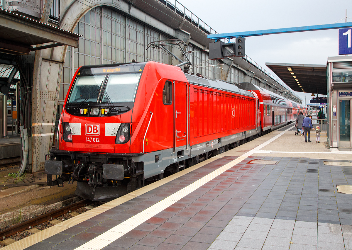 Die 147 012 (91 80 6147 012-9 D-DB) der DB Regio Baden-Württemberg steht am 09.09.2017 im Hbf Karlsruhe mit dem RE nach Stuttgart Hbf Steuerwagen voraus zur Abfahrt bereit. 

Die Bombardier Traxx P160 AC3 wurde 2016 von Bombardier in Kassel gebaut.

TECHNISCHE DATEN:
Spurweite:  1.435 (Normalspur) 
Achsformel:  Bo’Bo’
Länge über Puffer:  18.900 mm 
Drehzapfenabstand: 10.440 mm
Höhe:  4.283 mm
Breite:  2.977 mm 
Treibraddurchmesser:  1.250 mm (neu) / 1.170 mm (abgenutzt)
Dienstgewicht:  87 t
Dauerleistung:  5.600 kW 
Höchstgeschwindigkeit:  160 km/h
Anfahrzugkraft:  300 kN