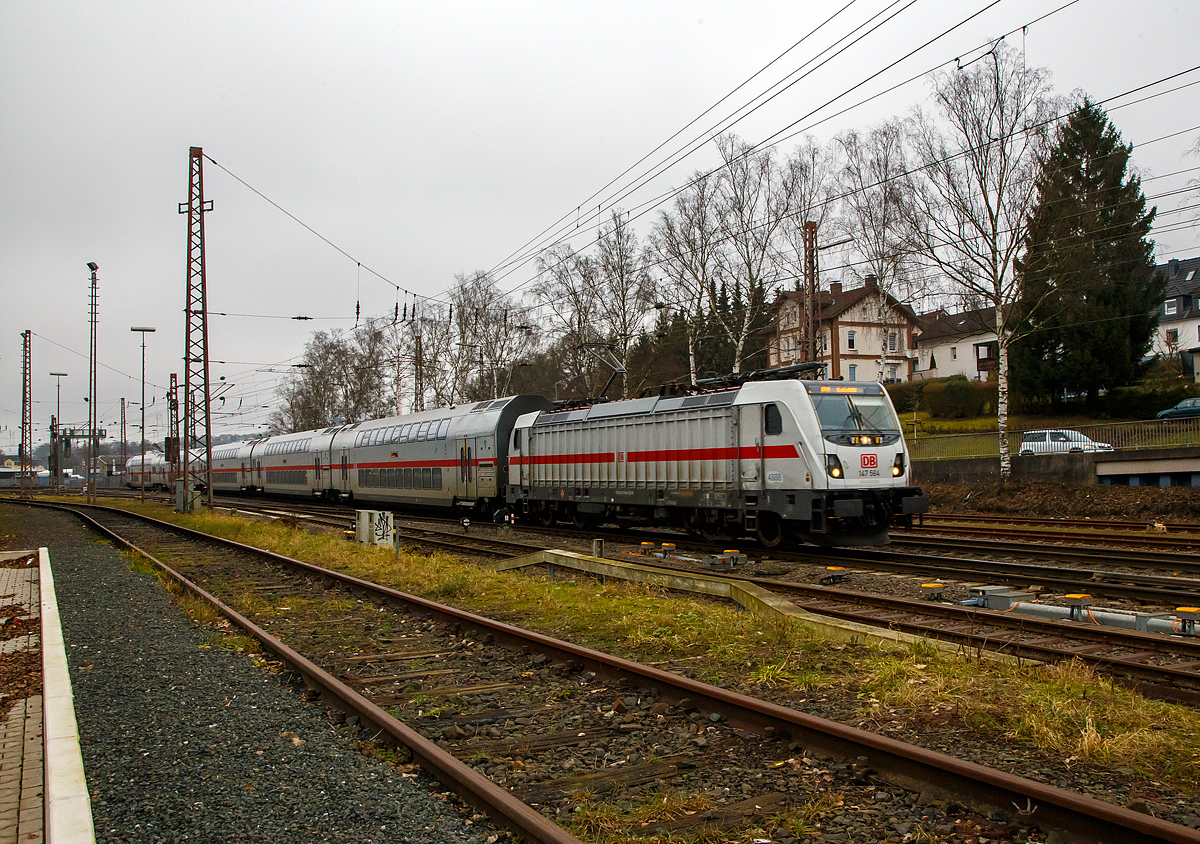 Die 147 564-9 (91 80 6147 564-9 D-DB – IC 4888) der DB Fernverkehr AG fährt am 11.01.2022, mit dem IC 2227 / RE 34 (Hamm Hbf - Siegen Hbf – Frankfurt a. M. Hbf) durch Kreuztal in Richtung Siegen.

Zwischen Dillenburg und Iserlohn-Letmathe wird der Zug auch als RE 34 (Umlauf 52320) geführt und hat die Freigabe für alle Nahverkehr Tickets auf diesem Streckenabschnitt.

Die TRAXX P160 AC3 wurde 2017 von Bombardier in Kassel gebaut und an die DB Fernverkehr AG geliefert. Sie hat die Zulassungen für Deutschland und die Schweiz, nach meiner Sichtung ist CH nicht mehr durchgestrichen. Wegen der Zulassung für die Schweiz hat sie auch vier Stromabnehmer, die Schweizer Wippen sind 500 mm schmaler als die Wippen fürs DB Netz.