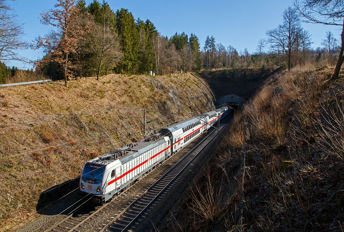 Die 147 564-9 (91 80 6147 564-9 D-DB – IC 4888) der DB Fernverkehr AG hat am 07.03.2022 mit dem IC 2320 / RE 34 (Frankfurt/Main - Siegen - Dortmund Hbf), den 2.652 m langen Rudersdorfer Tunnel verlassen und fhrt in Richtung Siegen.

Zwischen Dillenburg und Iserlohn-Letmathe wird der Zug auch als RE 34 (Umlauf 52320) gefhrt und hat die Freigabe fr alle Nahverkehr Tickets auf diesem Streckenabschnitt.

Die TRAXX P160 AC3 wurde 2017 von Bombardier in Kassel gebaut und an die DB Fernverkehr AG geliefert. 
