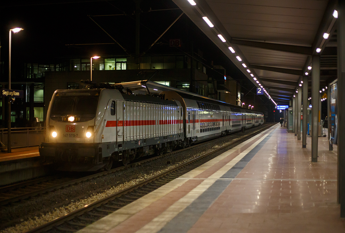 Die 147 579-7 (91 80 6147 579-7 D-DB – IC 4880) der DB Fernverkehr AG, fährt am Abend des 28.03.2022 (22:20 Uhr) mit der Doppelstock IC 4880 Garnitur, auf Überführungsfahrt als Leerzug, durch den Bahnhof Siegburg/Bonn in Richtung Köln. 

Die TRAXX P160 AC3 wurde 2020 von Bombardier in Kassel unter der Fabriknummer 35662 gebaut und an die DB Fernverkehr AG geliefert. Sie hat die Zulassungen für Deutschland. Für die Schweiz ist/war die Zulassung auch vorgesehen, daher hat sie auch vier Stromabnehmer, doch wurde noch keine Zulassung für die Schweiz vom Hersteller erlangt.
