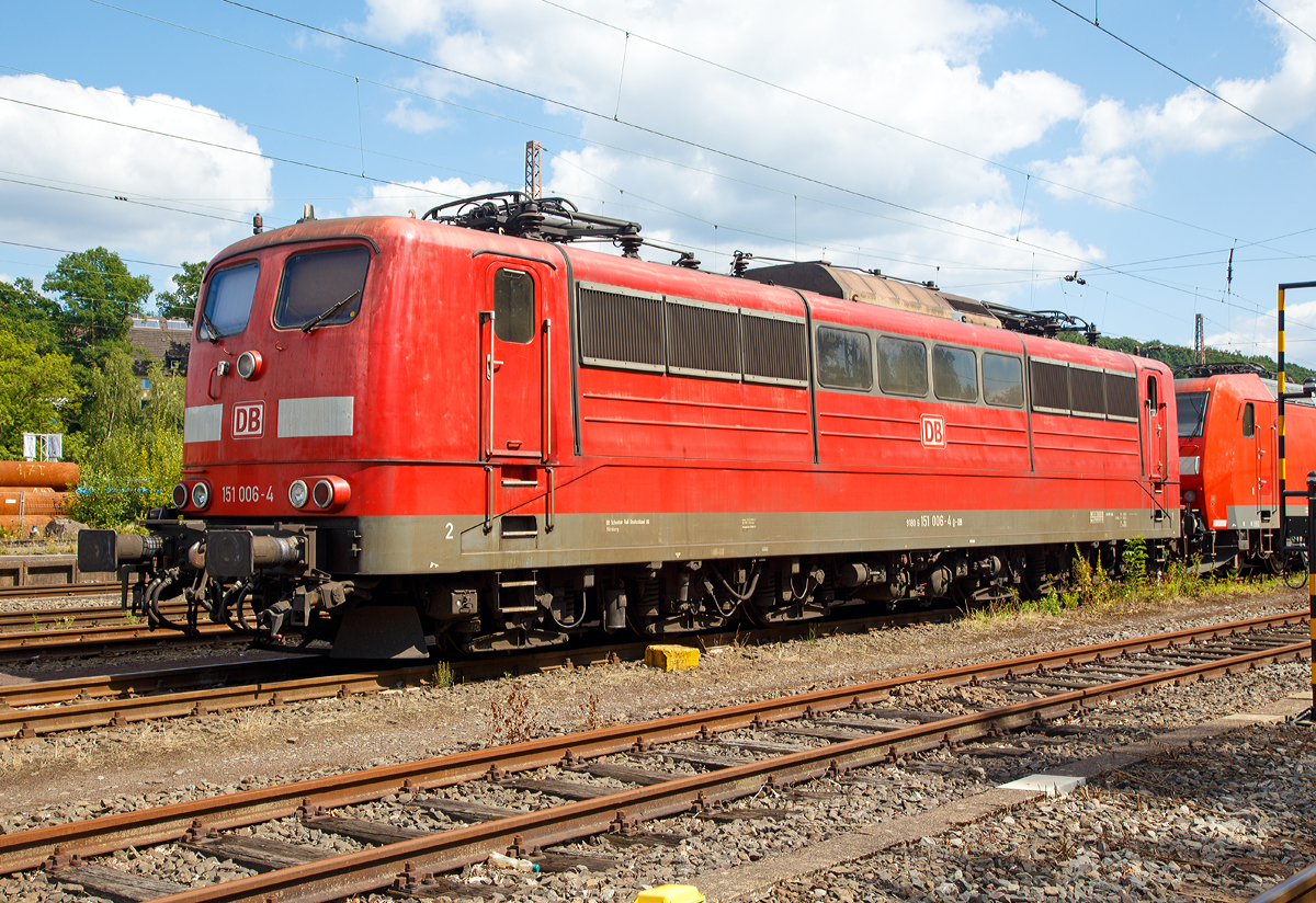 
Die 151 006-4 (91 80 6151 006-4 D-DB) der DB Cargo AG ist am 06.08.2017 im Abstellbereich in Kreuztal abgestellt .

Die Lok wurde 1973 bei Krupp unter der Fabriknummer 5178 gebaut, der elektrische Teil ist von AEG (Fabriknummer 8824).

Technische Daten:
Achsfolge: Co’ Co’
Länge über Puffer: 19.490 mm
Dienstgewicht: 118 t
Achslast: 19,7 t
Dauerleistung: 5.982 kW (8.133 PS)
Anfahrzugkraft: 395 kN
Höchstgeschwindigkeit: 120 km/h
3000 t Züge kann sie bei 3 ‰ Steigung noch mit einer Dauergeschwindigkeit 75 km/h ziehen, bei 2000 t Zügen sind es 100 km/h. 