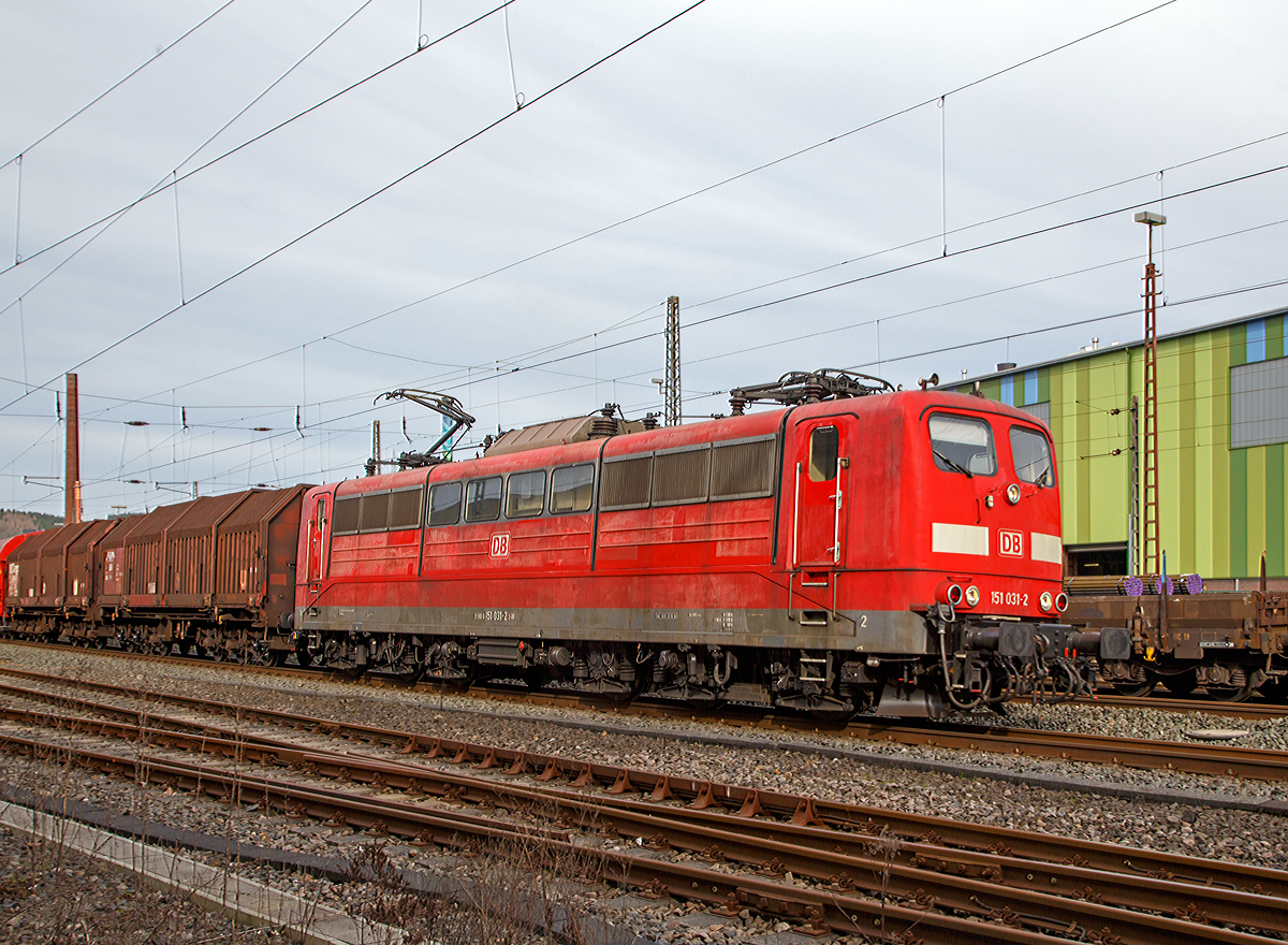 
Die 151 031-2 (91 80 6151 031-2 D-DB) der DB Cargo Deutschland AG fährt am 04.03.2017 mit eine Coil-Güterzug (Wagen der Gattung Sahimms und Shimms) durch Siegen-Geisweid in Richtung Dillenburg. 

Die Lok wurde 1974 von Krauss-Maffei in München unter der Fabriknummer 19650 gebaut.