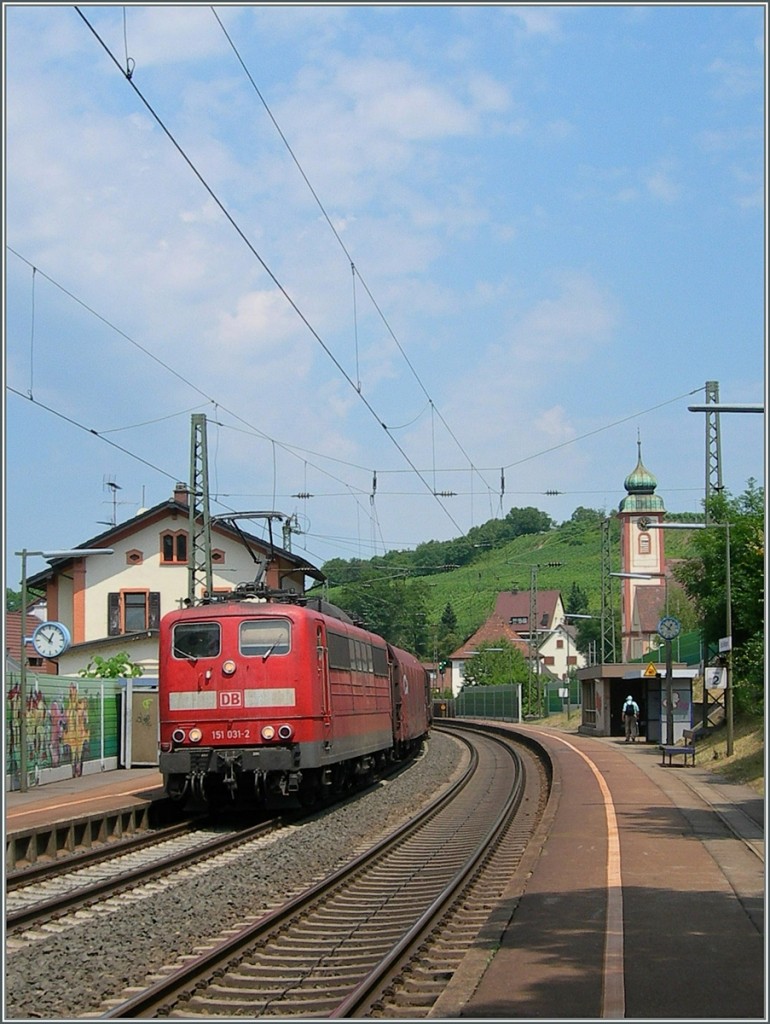 Die 151 031-2 mit einem G�terzug f�hrt in Bad Bellingen durch. 
25. Mai 2006