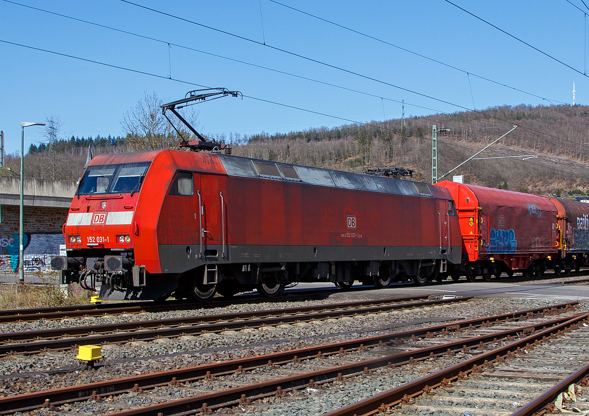 Die 152 031-1 (91 80 6152 031-1 D-DB) der DB Cargo AG fährt am 29.03.2021 mit gemischichten Güterzug durch Niederschelden in Richtung Köln. Hier nochmal, mehr gezoomt.

Die Siemens ES 64 F wurde 1998 bei Krauss-Maffei in München-Allach unter der Fabriknummer 20158 gebaut. 