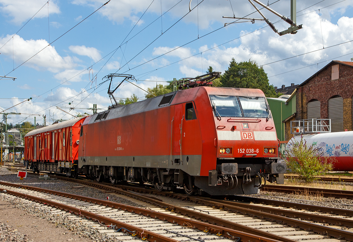 
Die 152 038-6 (91 80 6152 038-6 D-DB) der DB Cargo AG fährt ma 10.08.2019 mit dem Einheitshilfsgerätewagen der Bauart 388, D-DB 60 80 9927 051-4 Ehg 388, der DB Netze AG (DB Netz Nofalltechnik), durch Betzdorf / Sieg in Richtung Köln.